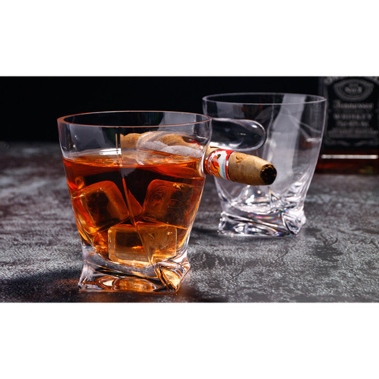 Whiskyglas mit Zigarrenhalter