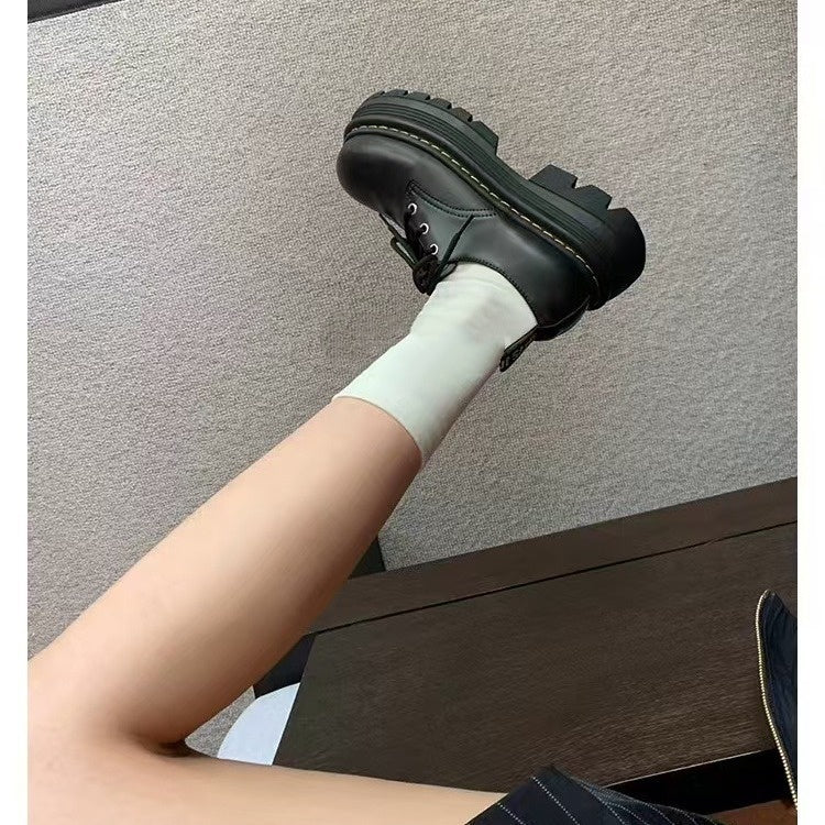 Klassische Schnürschuhe aus Leder im britischen Stil mit dicker Sohle und runder Zehenpartie