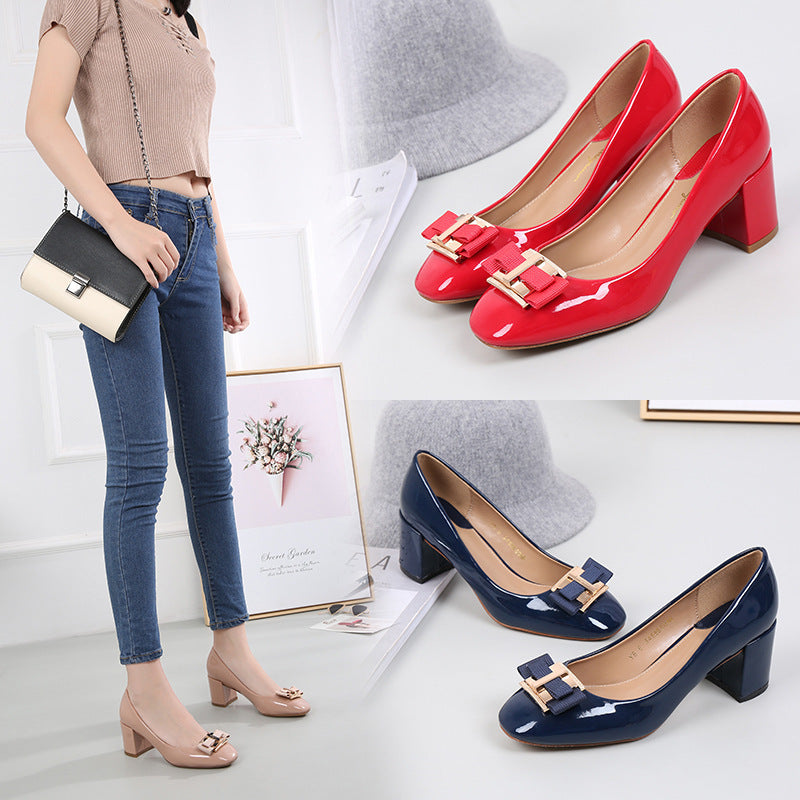 Damenschuhe aus Lackleder mit mittelhohem Absatz