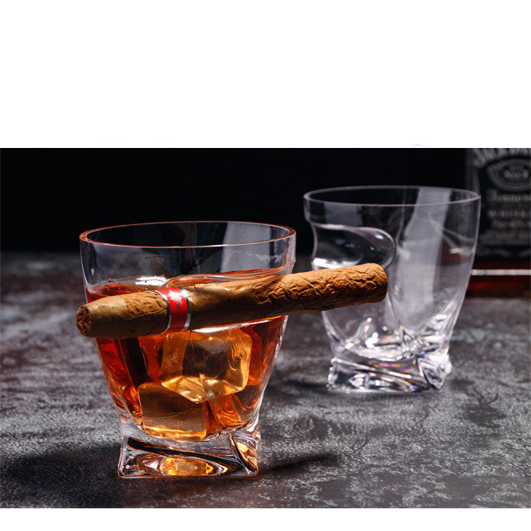 Whiskyglas mit Zigarrenhalter