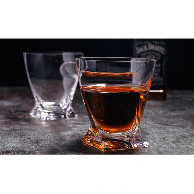 Whiskyglas mit Zigarrenhalter