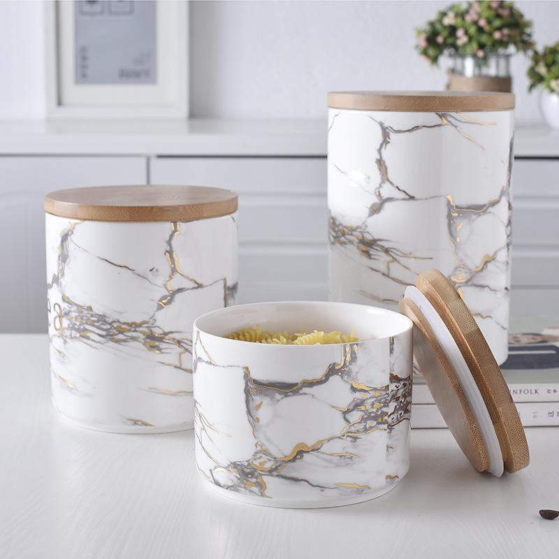 Luftdichtes Glas aus marmorierter Keramik mit Holzdeckel