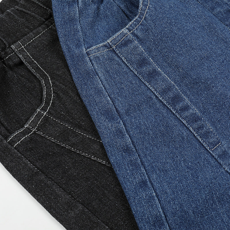 Jungen schwarze Jeans lang