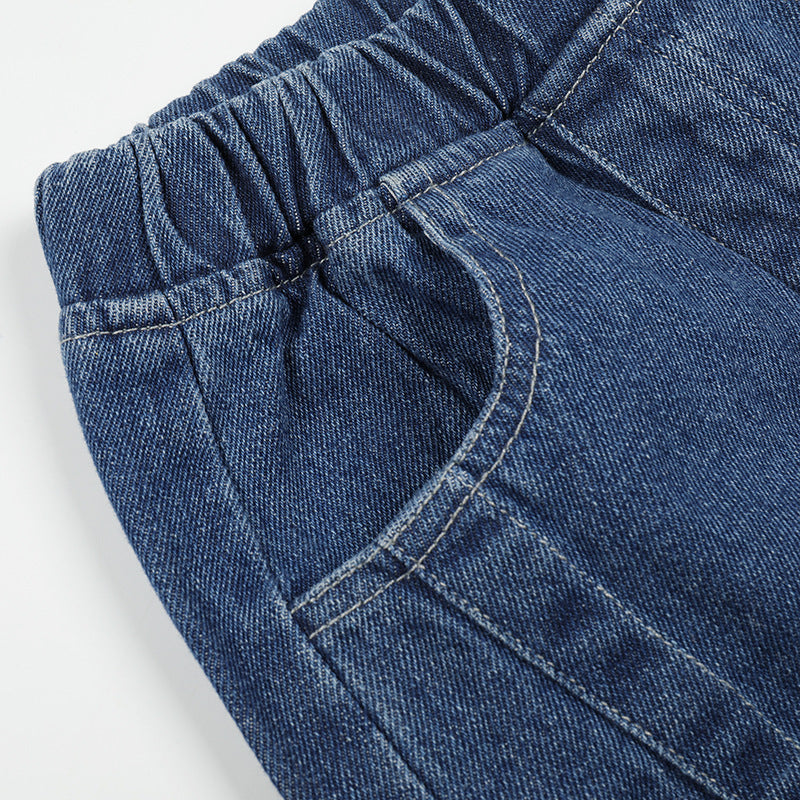 Jungen schwarze Jeans lang