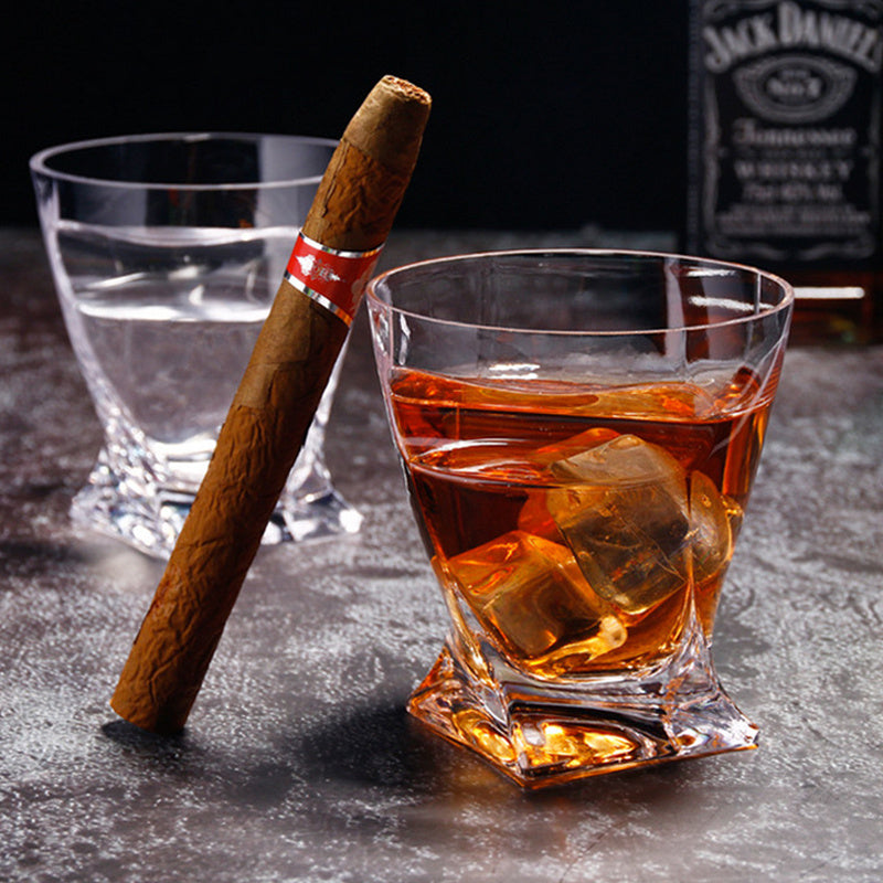 Whiskyglas mit Zigarrenhalter
