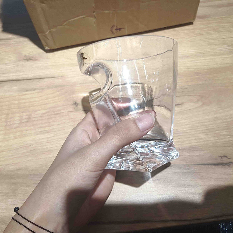 Whiskyglas mit Zigarrenhalter