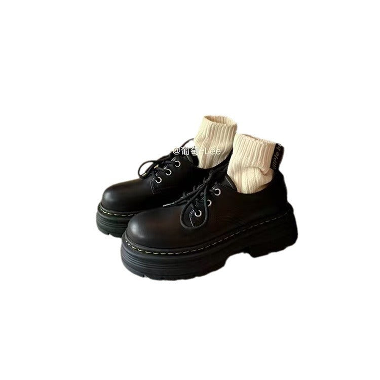 Klassische Schnürschuhe aus Leder im britischen Stil mit dicker Sohle und runder Zehenpartie