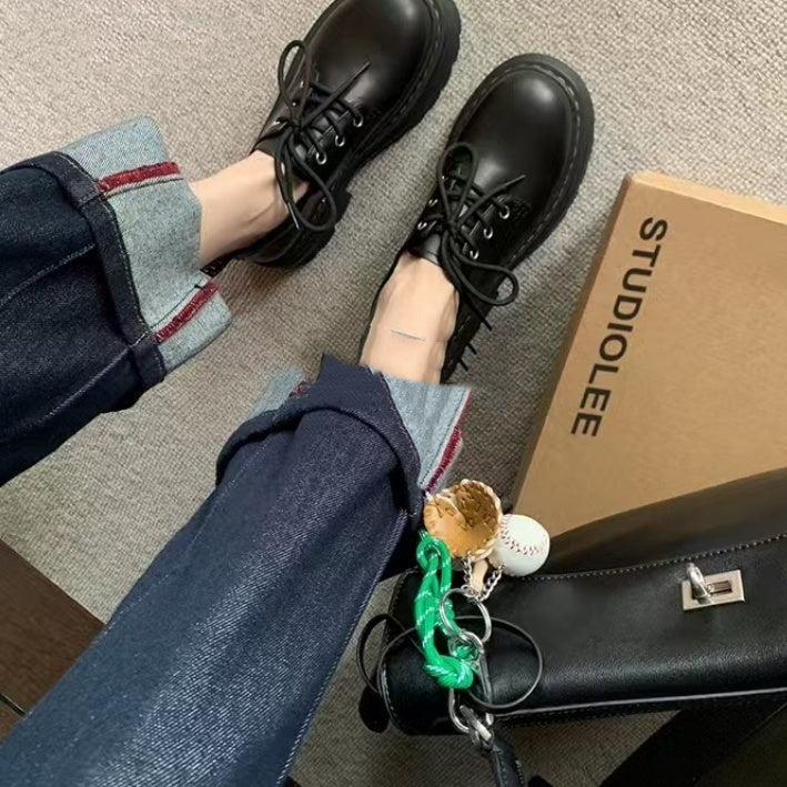 Klassische Schnürschuhe aus Leder im britischen Stil mit dicker Sohle und runder Zehenpartie