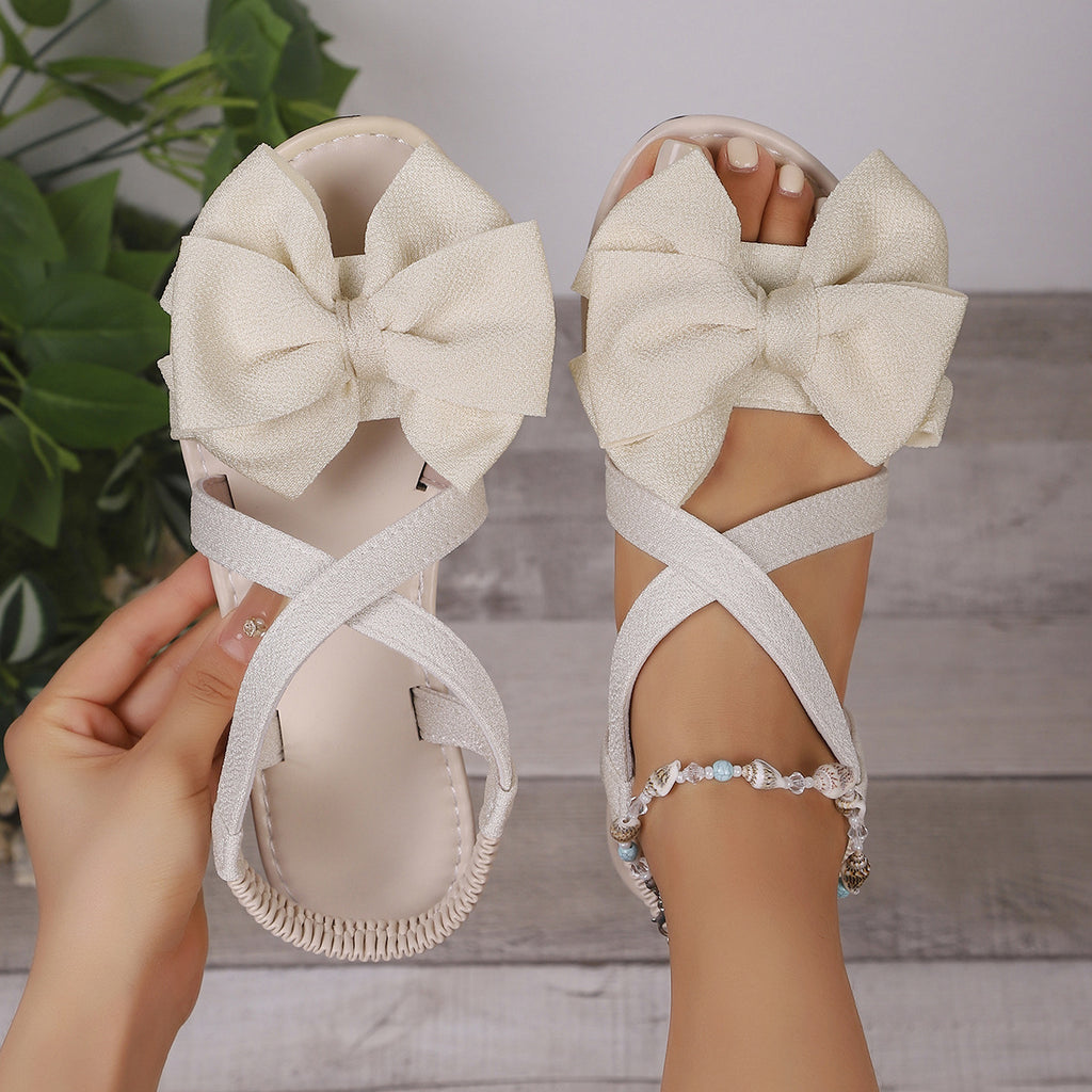 Flache Sandalen mit Schleifen