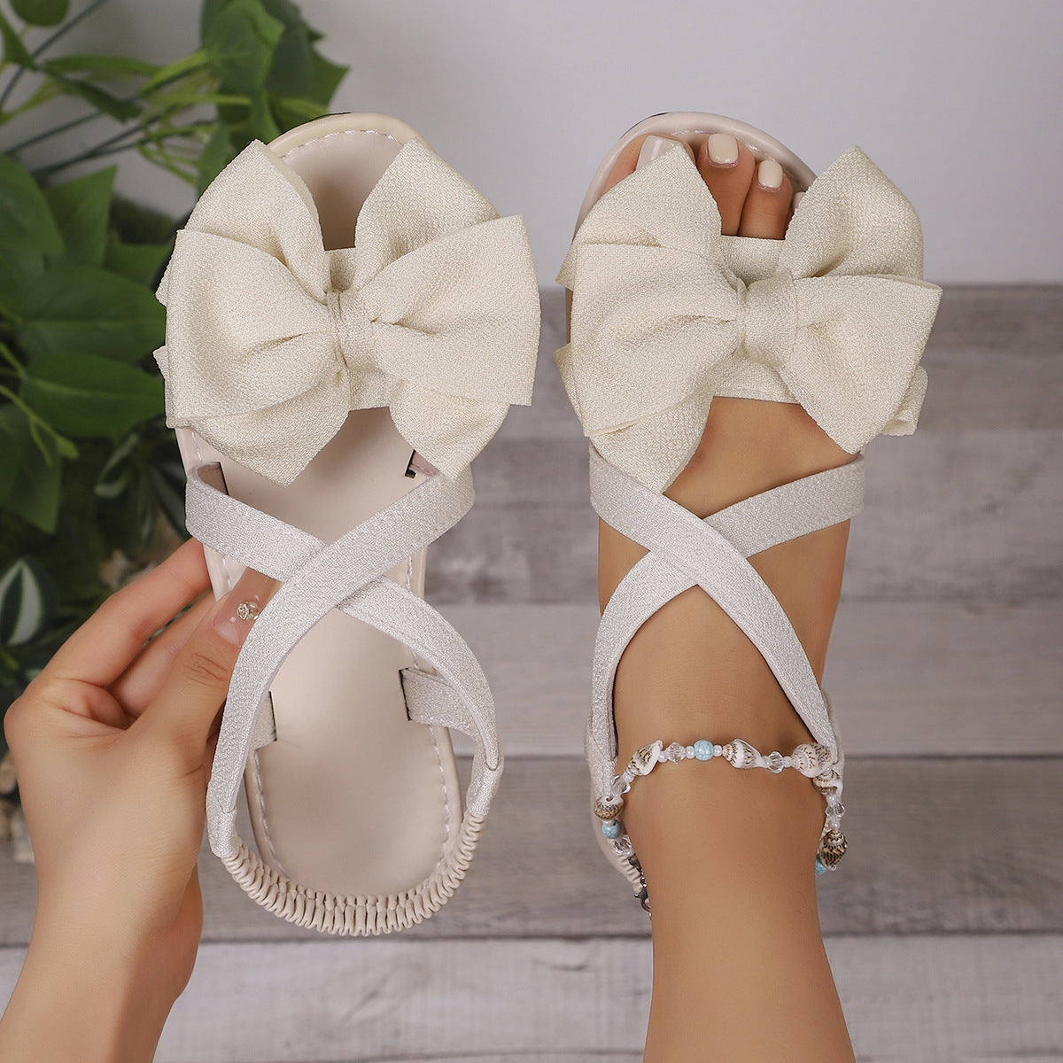 Flache Sandalen mit Schleifen