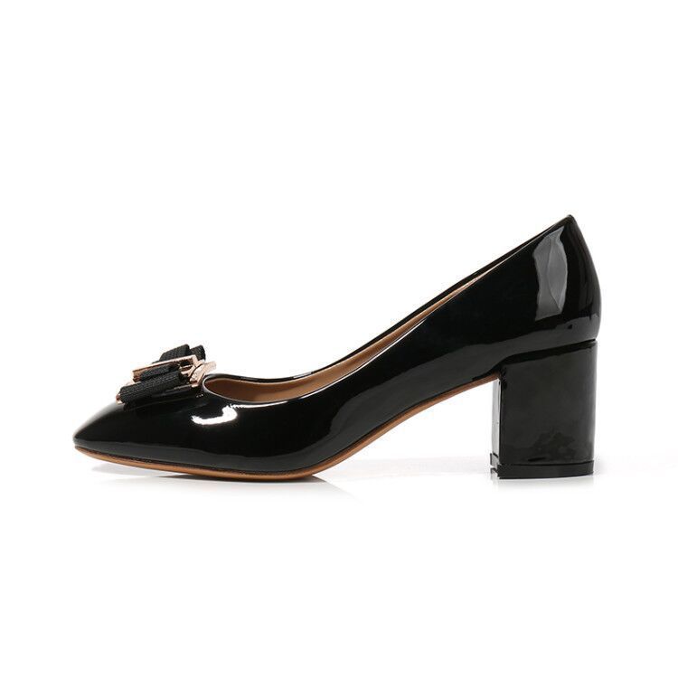 Damenschuhe aus Lackleder mit mittelhohem Absatz