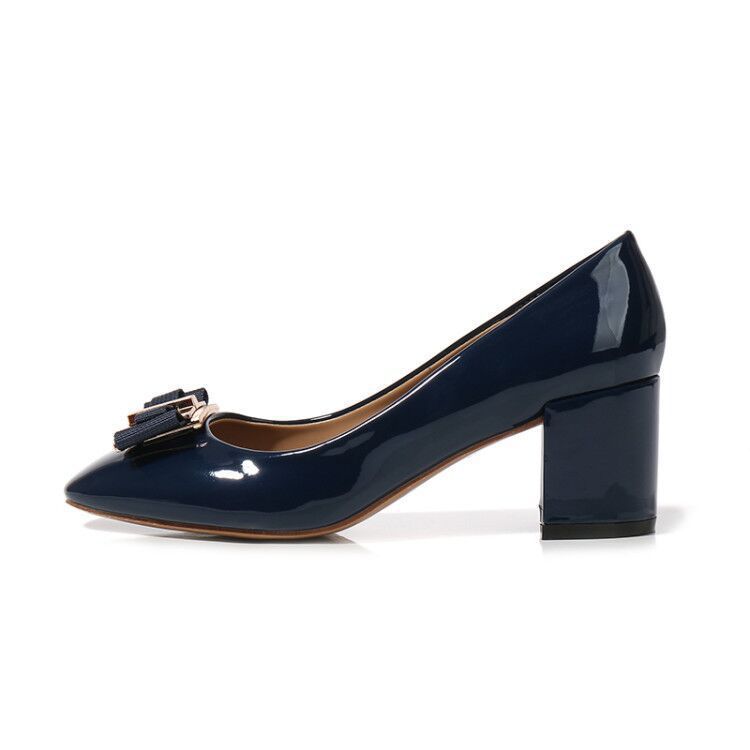 Damenschuhe aus Lackleder mit mittelhohem Absatz