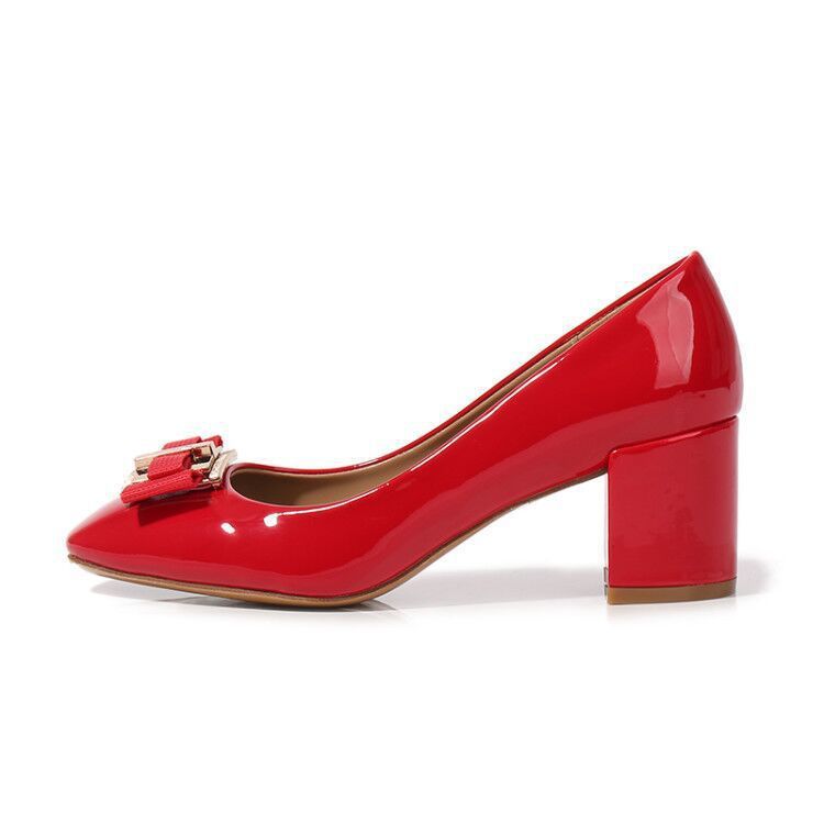 Damenschuhe aus Lackleder mit mittelhohem Absatz