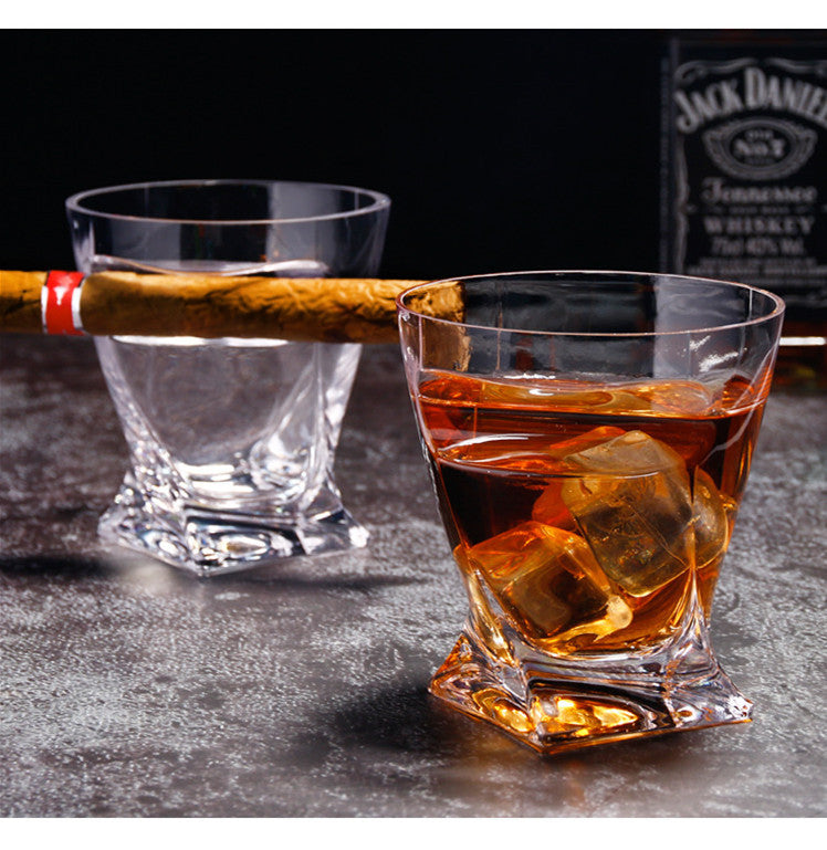Whiskyglas mit Zigarrenhalter