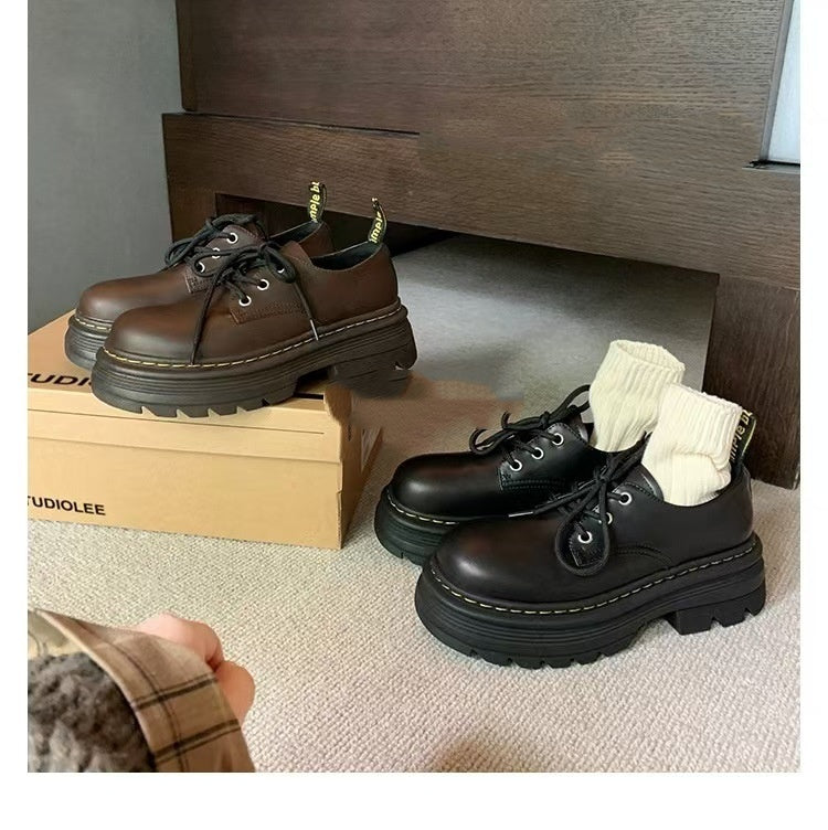 Klassische Schnürschuhe aus Leder im britischen Stil mit dicker Sohle und runder Zehenpartie