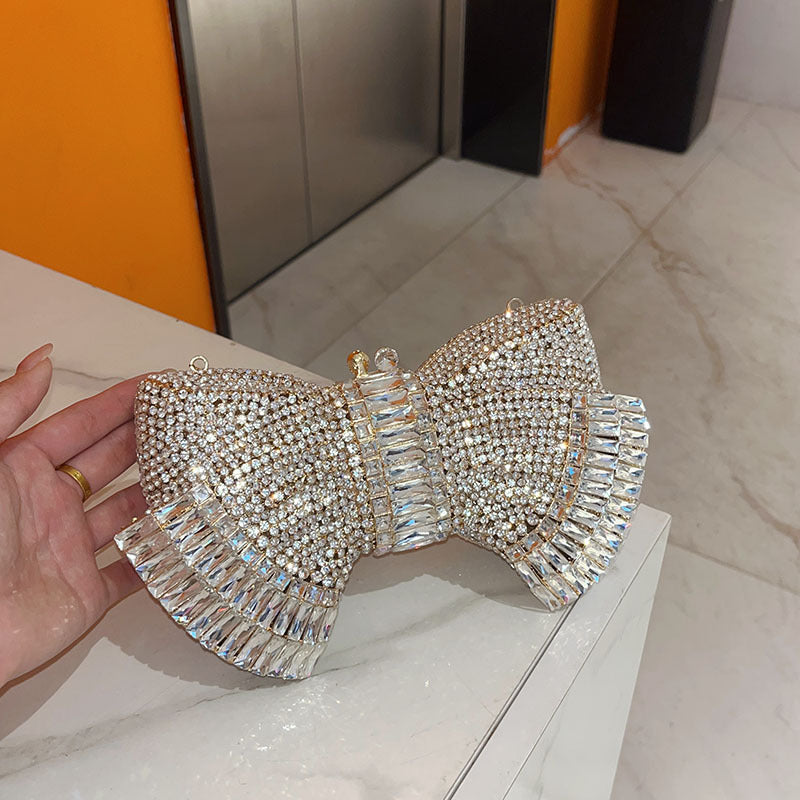 Modische Clutch mit Metallschleife und Umhängetasche