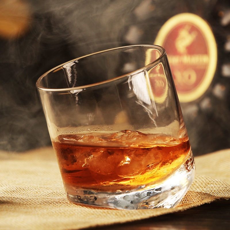 Gekipptes Whiskyglas