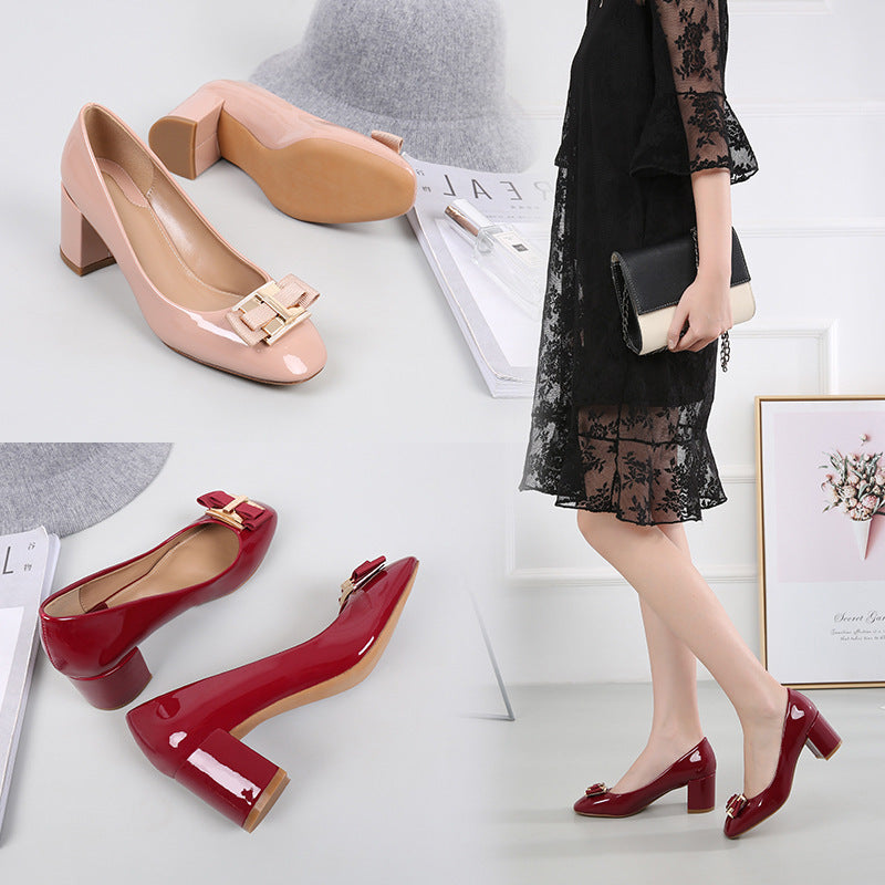 Damenschuhe aus Lackleder mit mittelhohem Absatz