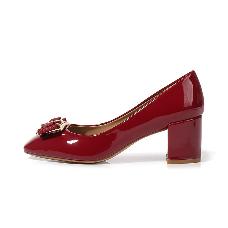Damenschuhe aus Lackleder mit mittelhohem Absatz