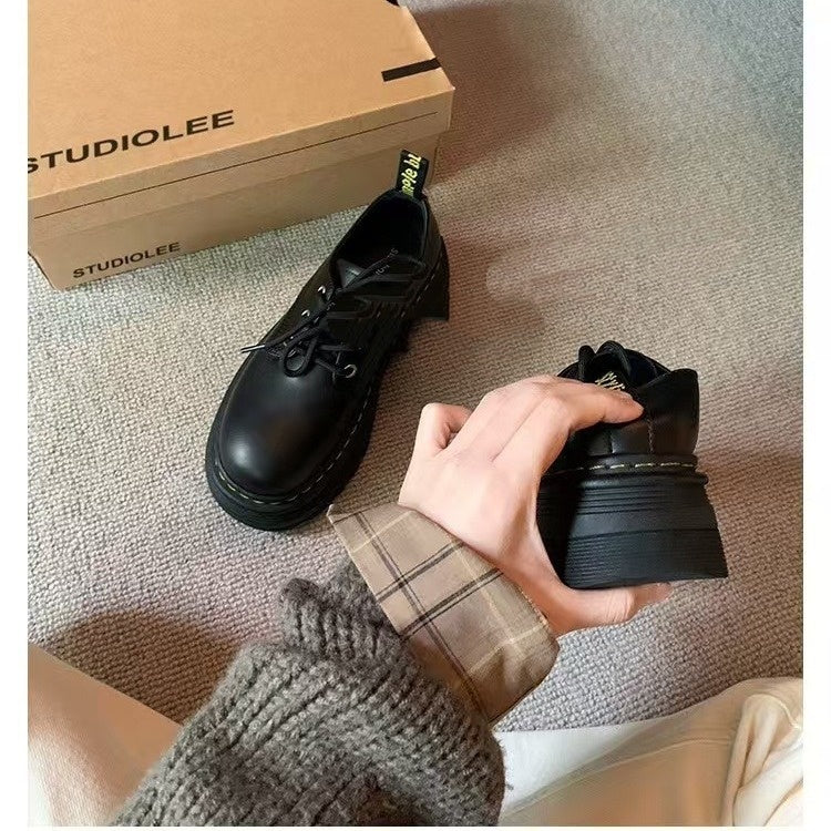 Klassische Schnürschuhe aus Leder im britischen Stil mit dicker Sohle und runder Zehenpartie