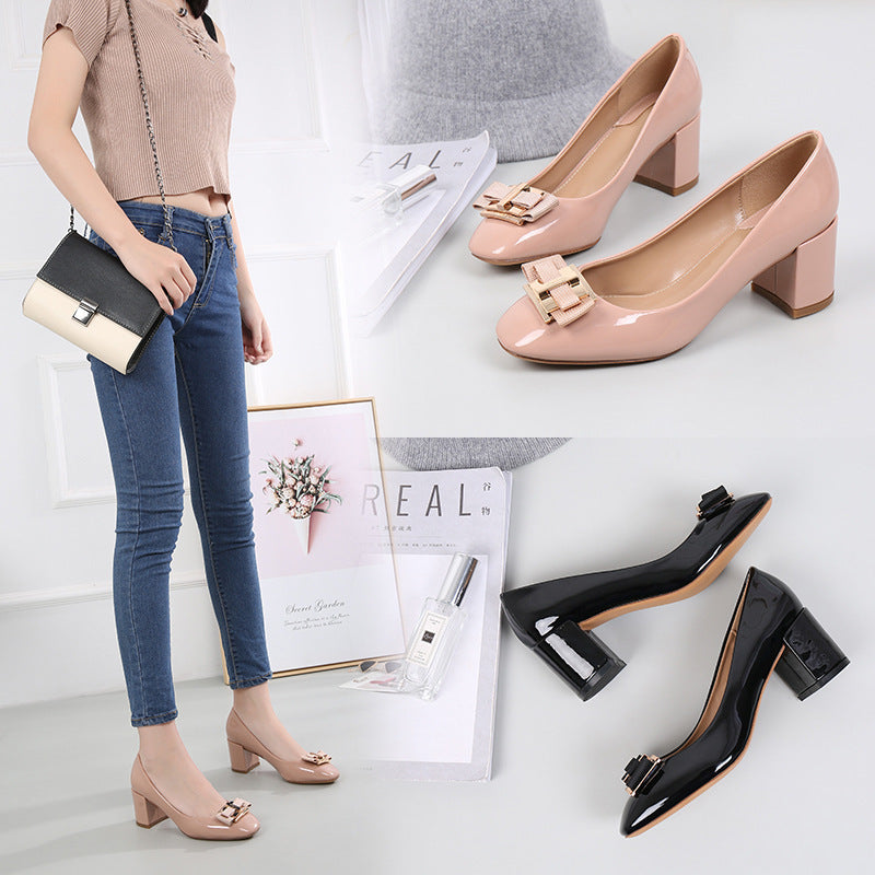Damenschuhe aus Lackleder mit mittelhohem Absatz