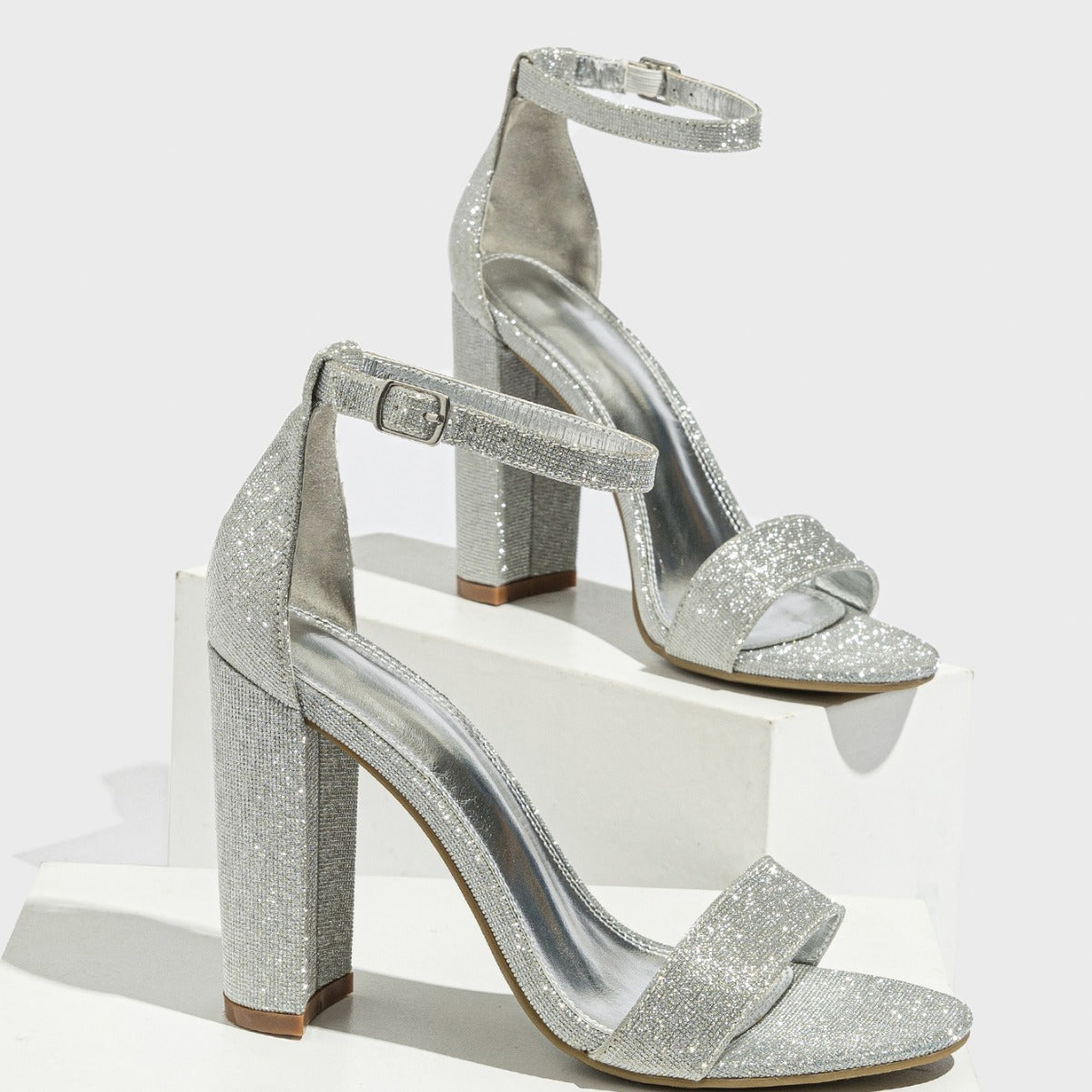 Glitzer Sandalen mit klobigem Absatz
