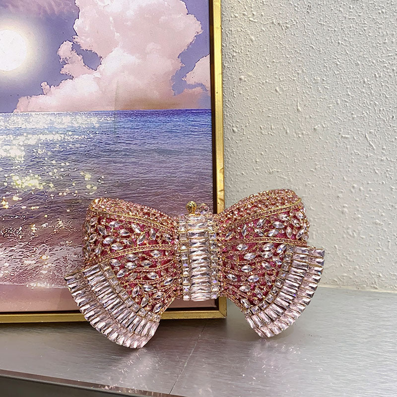 Modische Clutch mit Metallschleife und Umhängetasche