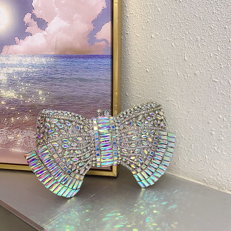 Modische Clutch mit Metallschleife und Umhängetasche