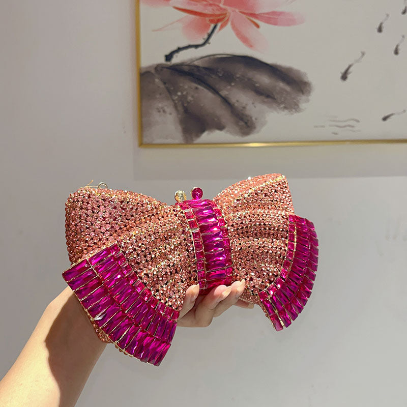 Modische Clutch mit Metallschleife und Umhängetasche